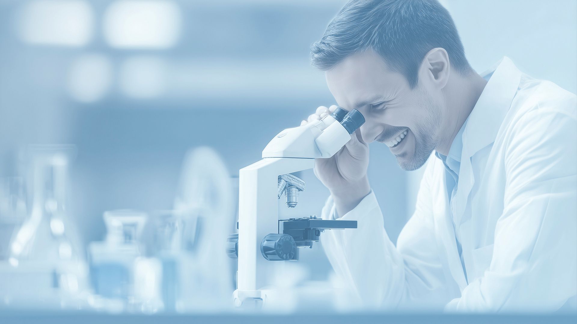 260324_CERTANIA_DrNuss_AI_LabWorkerMicroscope_smiling