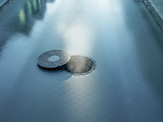 260324_CERTANIA_DrNuss_AI_open_manhole_steam_street 260324_CERTANIA_DrNuss_AI_open_manhole_steam_street